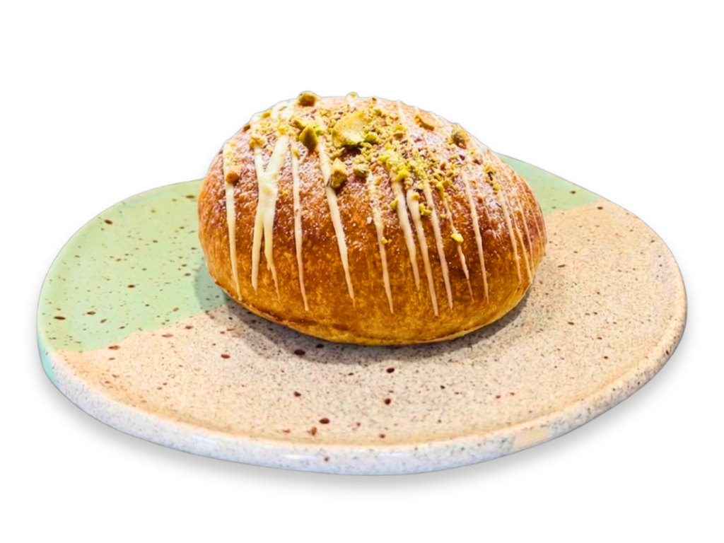 Brioche relleno de crema de pistacho y chocolate blanco